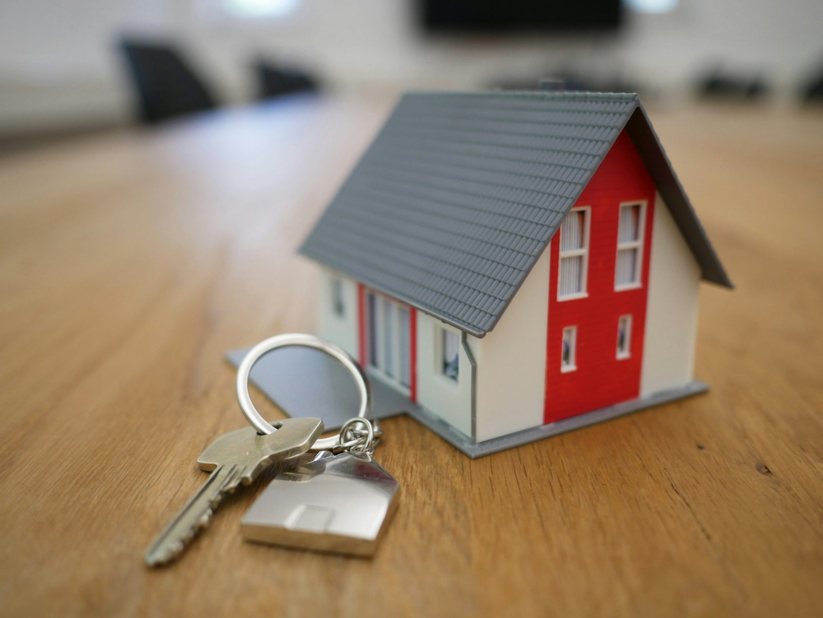 House key beside a model home representing mortgage rate decisions